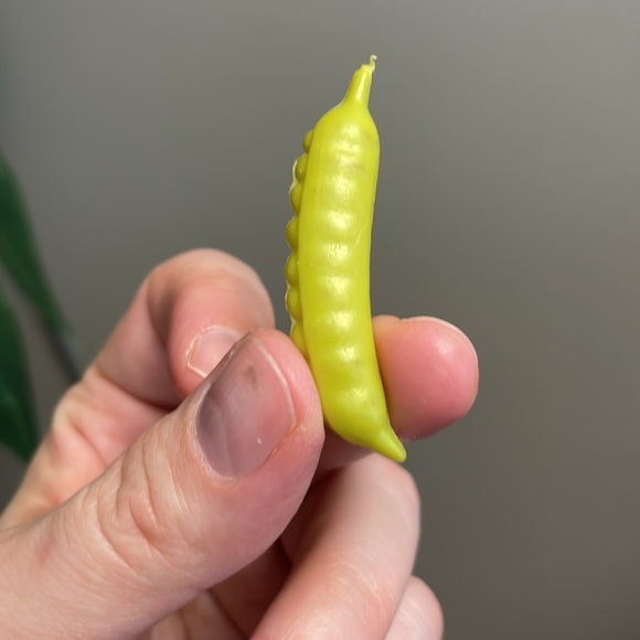Vintage 1980s Blow Mold Hollow Plastic Pea Pods 🫛 Vegetable Earrings Crafts - Picture 3 of 4